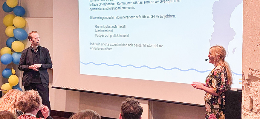 Tre personer ler in i kameran.