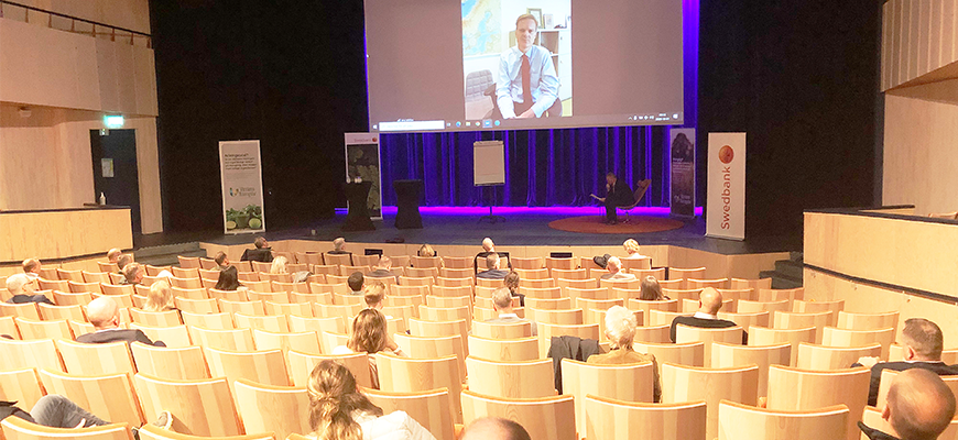 Swedbanks VD och koncernchef Jens Henriksson deltar via länk och syns på skärmen i Auditoriet. 