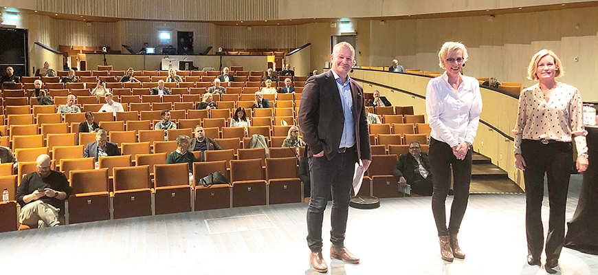 Moderatorn Michael Jacobson från Swedbank, Eva Fälth från Swedbank i Värnamo och Anki Hansson VD på Värnamo Näringsliv står på scenen i Auditoriet i Gummifabriken.