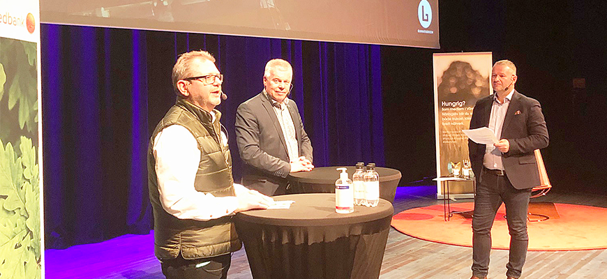 Mikael Billsund, VD på Separett, kommunstyrelsens ordförande Hans-Göran Johansson och moderatorn Michael Jacobson på scenen i Auditoriet.