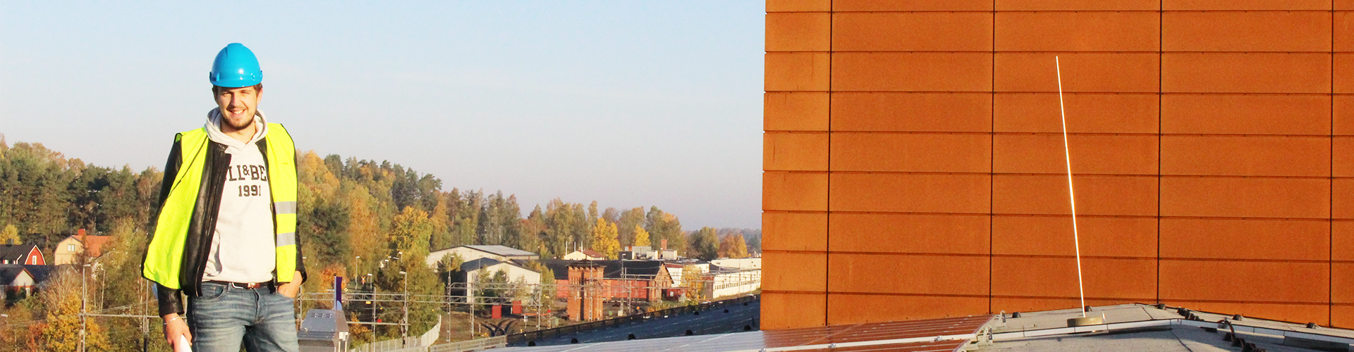 En fastighetsingenjörsstudent på taket till Gummifabriken i Värnamo.