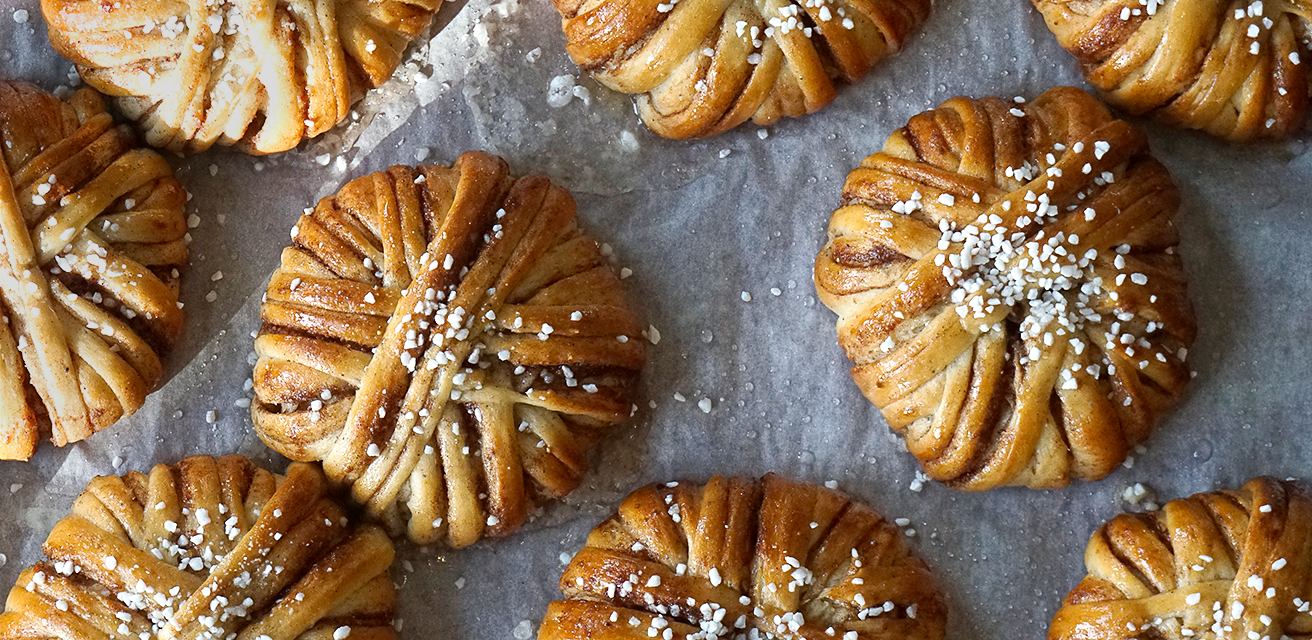 Närbild på en plåt med kanelbullar