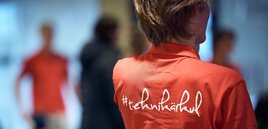 Närbild på tonåring som bär en en röd skjorta med texten #teknikärkul på ryggen.