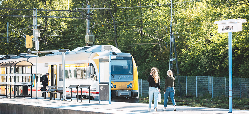 Ett tåg på Värnamo station