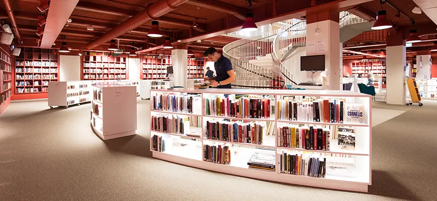 En interiörbild från Stadsbiblioteket i Gummifabriken i Värnamo.