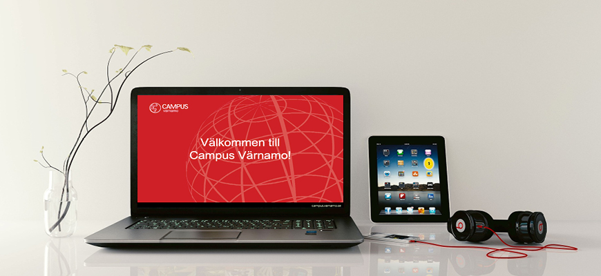 En bärbar dator med röd Campus Värnamo bakgrund och en iPad och en mobiltelefon med hörlurar.