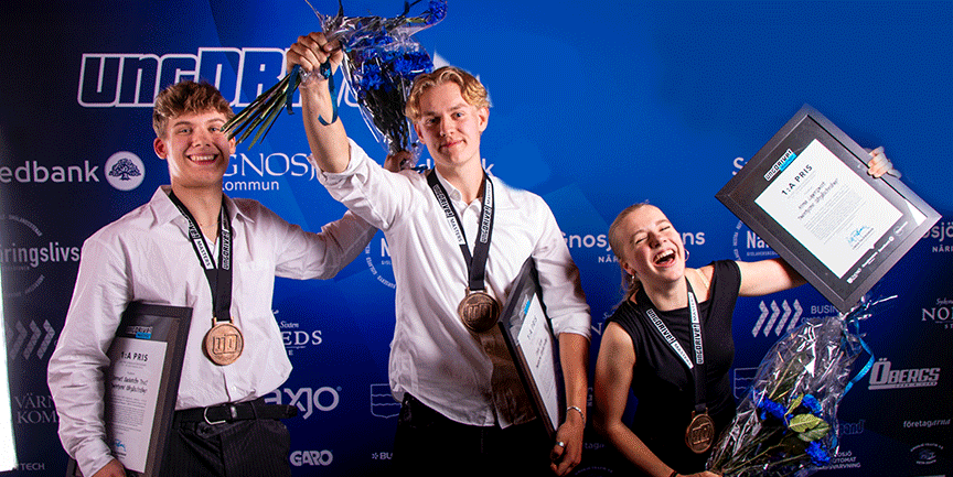 Bilden visar vinnarna i UngDrive Masters 2024, tre glada ungdomar osm jublar av lycka.