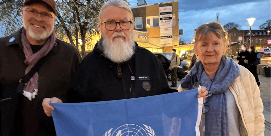 Raymond Pettersson, Fjodor Eklund och Carina Hägg med FN-flaggan.