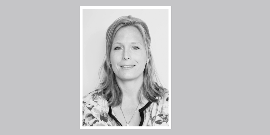 Svart, vit bild av Lina Bjerke, kvinna med axellångt ljust hår.